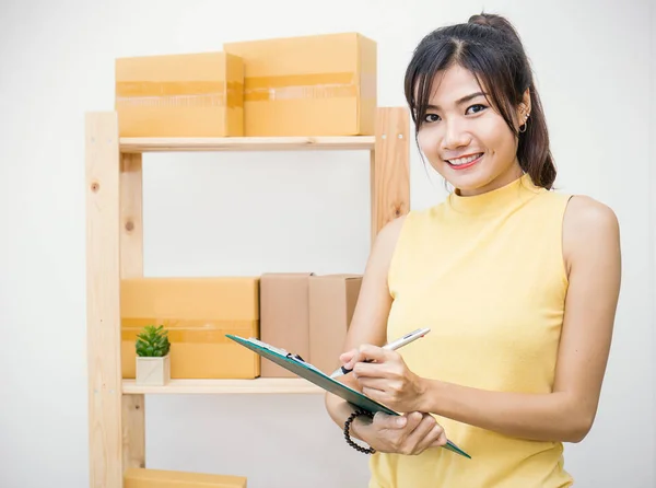 Mulher freelance segurando caixas que trabalham com caixas em casa conceito — Fotografia de Stock