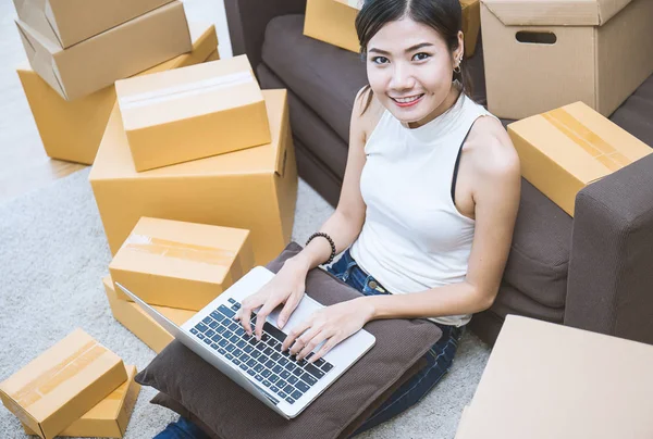 Kavram, teslimat nakliye konsept kutuları ile evde çalışan kadın — Stok fotoğraf