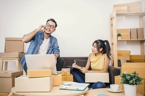 Mujer y hombre trabajando con cajas en el concepto de casa, entrega y concepto de envío — Foto de Stock