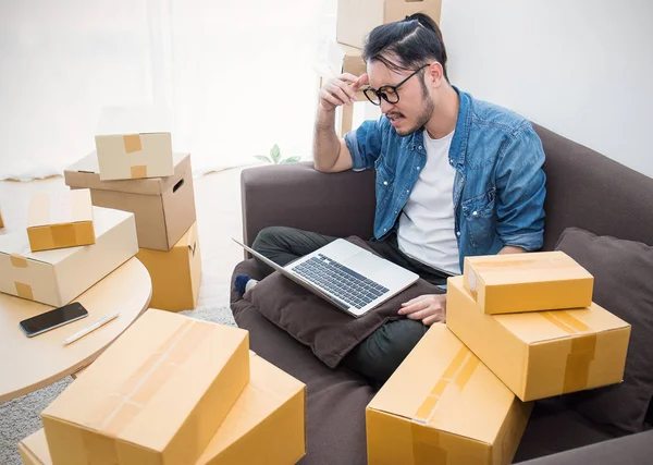 Estrés hombre con pila de cajas, entrega PYME concepto de fracaso — Foto de Stock