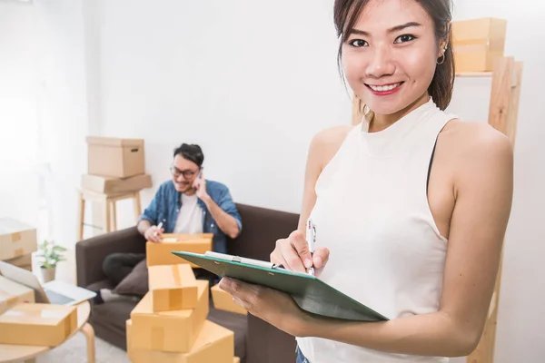 Mujer y hombre trabajando con cajas en el concepto de casa, entrega y concepto de envío —  Fotos de Stock