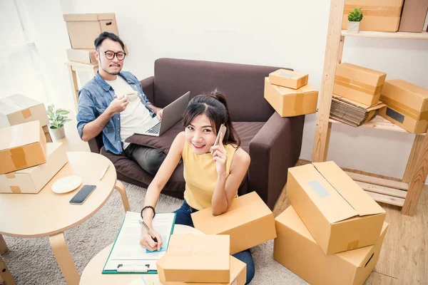 Mujer y hombre trabajando con cajas en el concepto de casa, entrega y concepto de envío — Foto de Stock