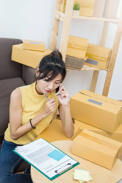 Joven mujer asiática pequeña empresa propietaria PYME que trabaja en casa oficina —  Fotos de Stock