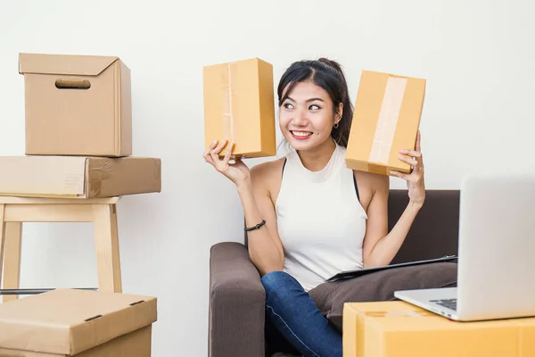 Joven mujer asiática pequeña empresa propietaria PYME que trabaja en casa oficina —  Fotos de Stock