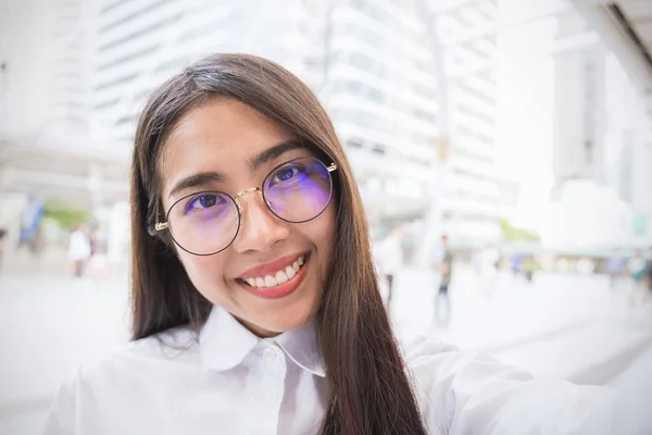 Pretty business woman take a self portrait with her smart phone — Stock Photo, Image