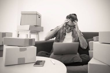 oung Asya küçük işletme sahibi evde