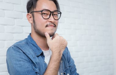 Çekici güzel pozitif man - portre Asya nerdy adam yakından