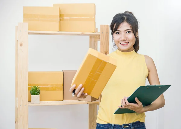 Joven asiático dueño de una pequeña empresa en casa — Foto de Stock