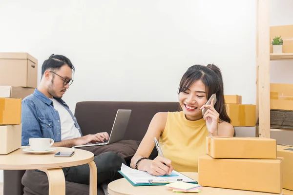 Puesta en marcha de pequeñas empresas pymes o autónomos hombres y mujeres que trabajan en el hogar concepto —  Fotos de Stock