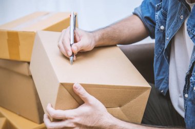 office yazma adres kutularındaki evde kanepede oturan serbest Asya adam
