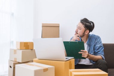 serbest adam evde kutular yakınındaki bilgisayarla çalışma office defter tutan