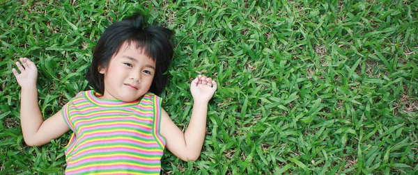 Park Yeşil Çim Üzerinde Yalan Küçük Asyalı Kız Portresi — Stok fotoğraf