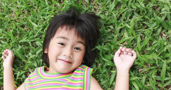 Retrato Niña Asiática Tumbada Sobre Hierba Verde Parque —  Fotos de Stock