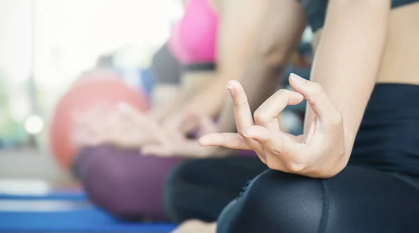 kadınlarda el yoga hareketi parlak zemin üzerine ile spor giyim