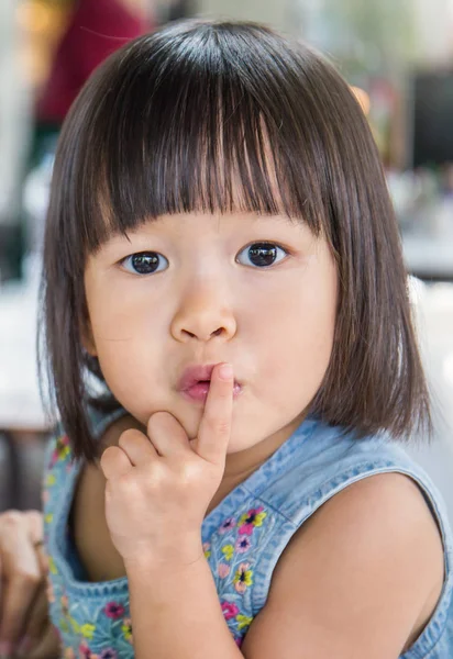 Retrato Niña Asiática Con Dedo Cerca Los Labios Mirando Cámara — Foto de Stock