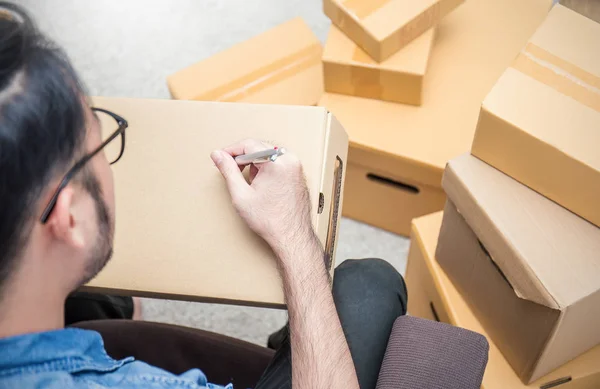 Frilansande Asiatisk Man Sittande Soffan Skriva Adress Lådor Hemma Kontor — Stockfoto