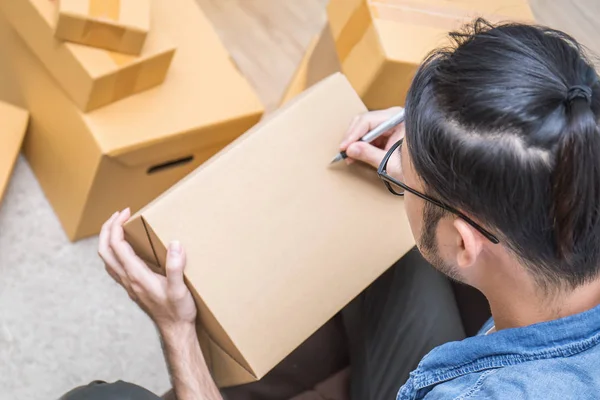 Freelance Asiático Hombre Sentado Sofá Escribir Dirección Cajas Casa Oficina — Foto de Stock