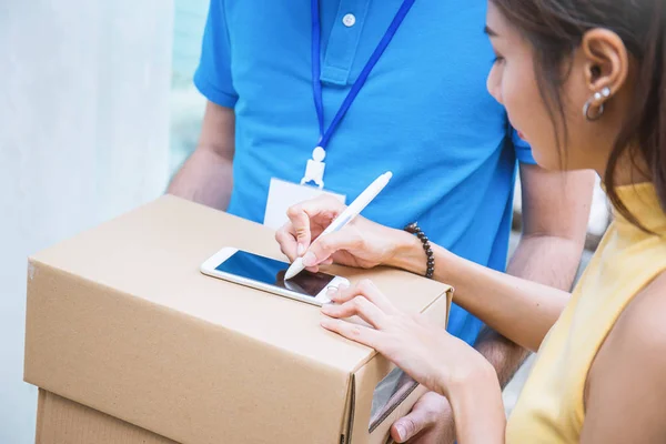 Detailní Záběr Žena Ruce Připojí Podpis Přijaté Přijetí Dodávky Boxů — Stock fotografie