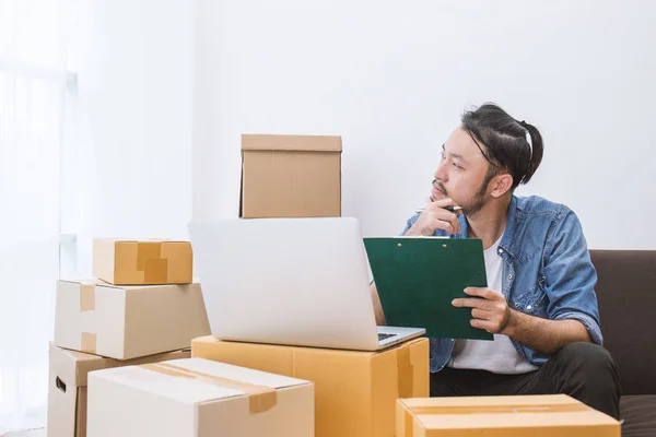 Hombre Freelance Que Sostiene Cuaderno Que Trabaja Con Computadora Cerca —  Fotos de Stock