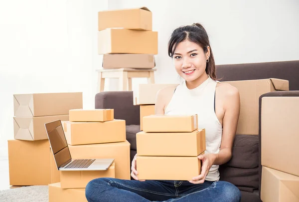 Mujer Independiente Que Trabaja Suelo Con Cajas Computadora Oficina Casa —  Fotos de Stock