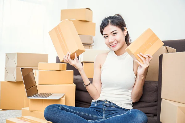 Mujer Independiente Que Trabaja Suelo Con Cajas Computadora Oficina Casa —  Fotos de Stock