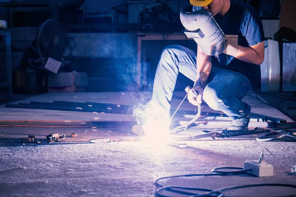 kask, gözlük ve eldiven kaynak metal ağır sanayi duman ile genç adam