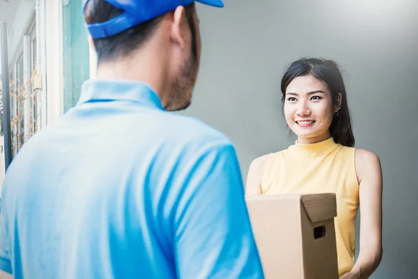 Mulher Asiática Aceitar Receber Entrega Caixas Homem Entrega Uniforme Azul — Fotografia de Stock