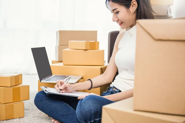 Mujer Independiente Trabajando Suelo Escribiendo Papel Con Cajas Computadora Oficina — Foto de Stock