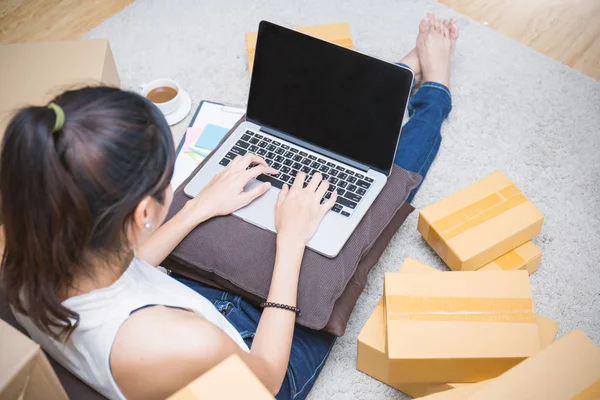 Freelance Asiático Mujer Sentado Piso Cerca Cajas Escribiendo Equipo Casa — Foto de Stock