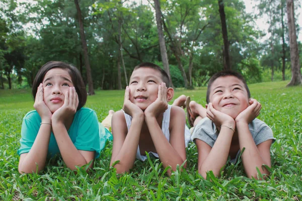 Tres asiático niños tener un bueno tiempo en el parque — Foto de Stock