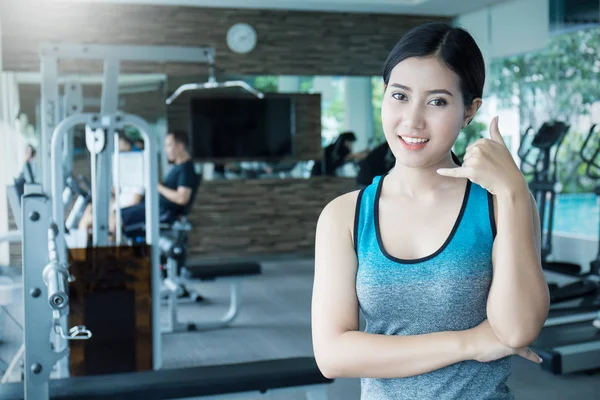 Sportieve Aziatische Vrouw Met Hand Als Telefoon Sportschool — Stockfoto