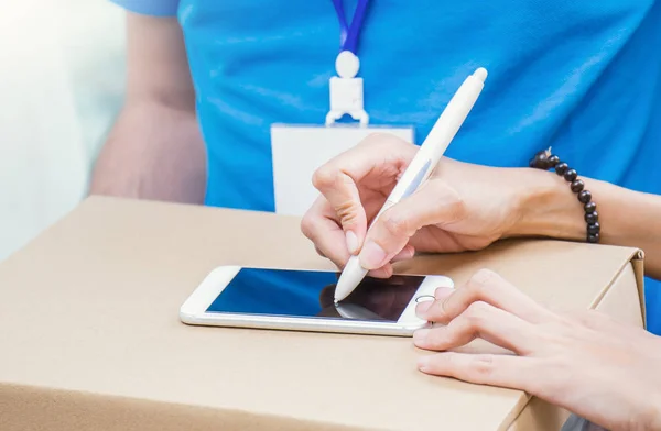 Cerca Las Manos Mujer Que Anexan Firma Recibida Después Aceptar — Foto de Stock