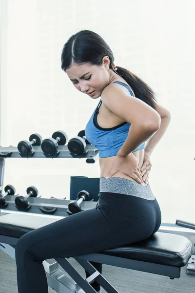 Junge Schöne Asiatische Frau Mit Rückenschmerzen Fitness Sport Club — Stockfoto