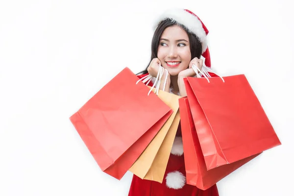 Aziatische Vrouw Santa Claus Kostuum Holding Boodschappentassen Geïsoleerd Witte Achtergrond — Stockfoto