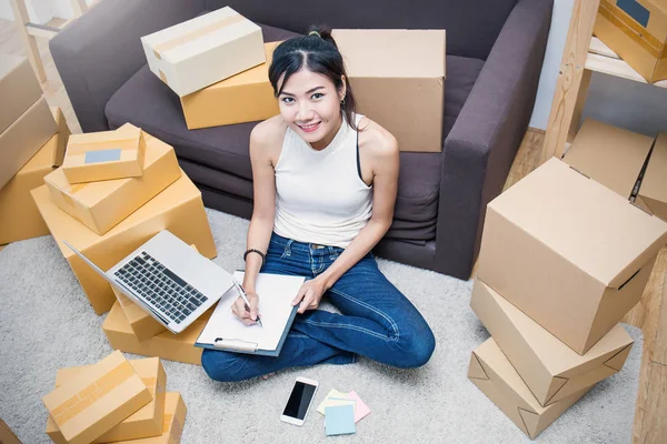 Mujer trabajando con cajas en el concepto de casa, concepto de envío de entrega — Foto de Stock
