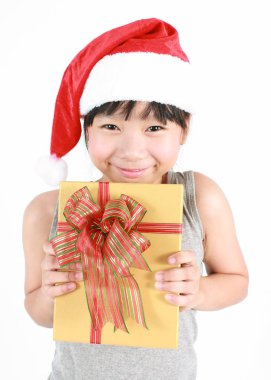 Küçük şirin Asyalı kız beyaz arka plan üzerinde izole hediye kutuları tutarak kırmızı Noel şapka portresi 