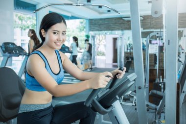 Genç Asyalı kadın runing koşu bandı hava yürüyüş fitness spor kulübü