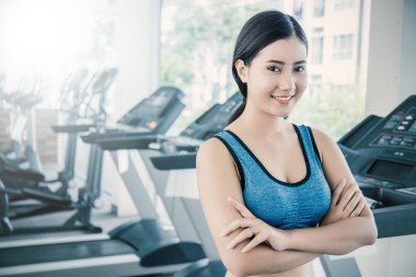 Asyalı Genç güzel kadın spor salonunda poz