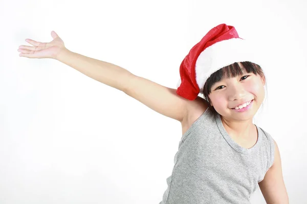 Retrato Pouco Bonito Ásia Menina Vestindo Vermelho Natal Chapéu Posando — Fotografia de Stock