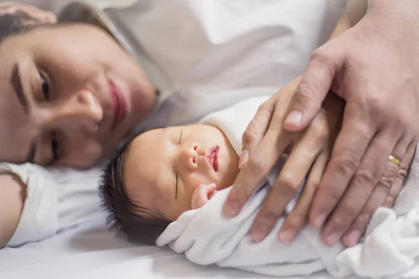 Young Asian Parents Lying Bed Holding Newborn Baby — Stock Photo, Image