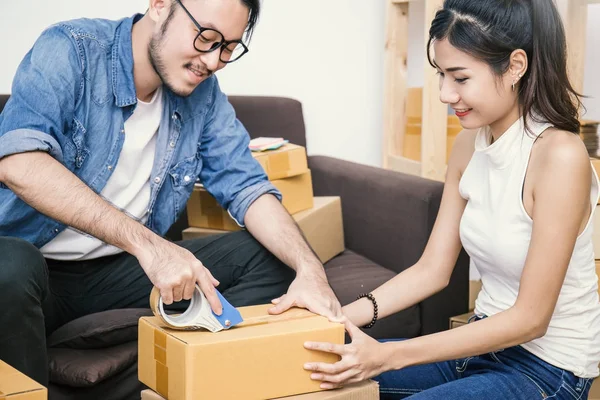 Asyalı Erkek Kadın Denim Giysileri Üzerinde Office Karton Kutu Koli — Stok fotoğraf