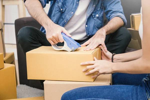 Asyalı Erkek Kadın Denim Giysileri Üzerinde Office Karton Kutu Koli — Stok fotoğraf