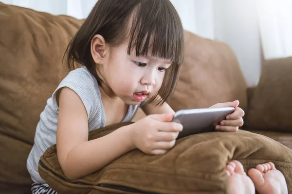 Asiático Chica Sentado Sofá Casa Usando Smartphone —  Fotos de Stock