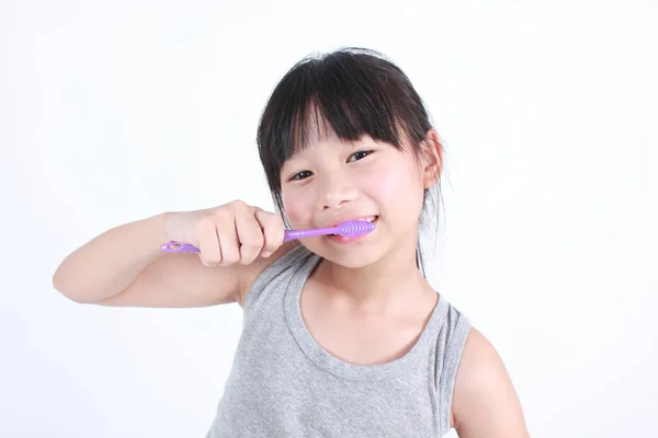 Roztomilá Malá Asijské Dívky Držící Zubní Kartáček Izolovaných Bílém Pozadí — Stock fotografie