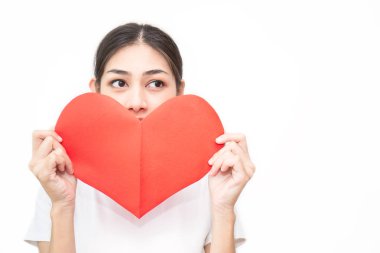 Beyaz arka plan üzerinde izole büyük kırmızı kağıt kalp kapak yüz tutan kız portresi