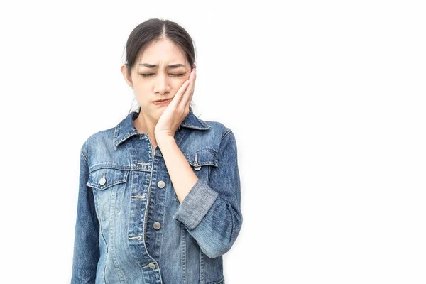 Beyaz arka plan üzerinde izole kadın duygu diş ağrısı