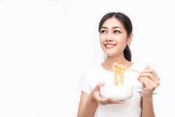 Asiatico Donna Mangiare Caldo Piccante Tagliatella Utilizzando Bacchette Isolato Bianco — Foto Stock