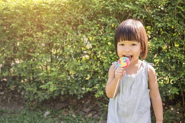 Bonito Pouco Ásia Menina Expressão Feliz Rosto Segurando Pirulito Parque — Fotografia de Stock