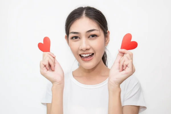 Portret Van Meisje Rode Papier Harten Houden Witte Achtergrond — Stockfoto