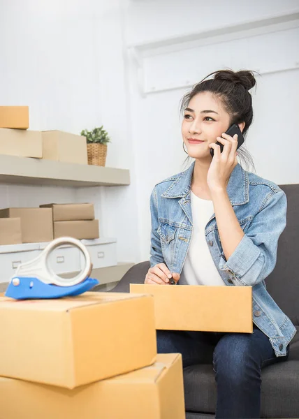 Frilansande Kvinna Talar Smartphone Hemma Kontoret Koncept — Stockfoto